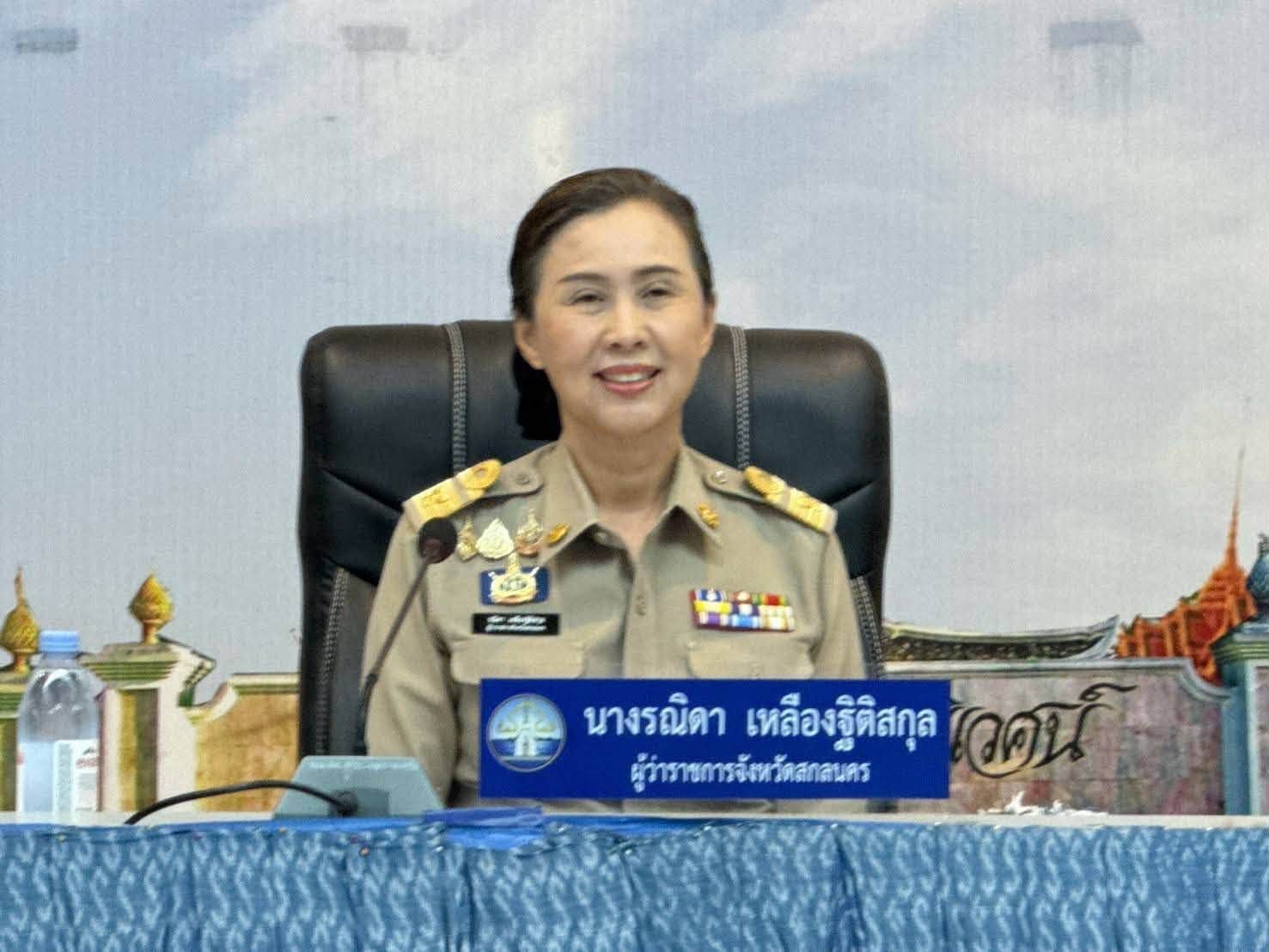พช.กุดบาก : ร่วมรับมอบใบประกาศเกียรติคุณหมู่บ้านขับเคลื่อนโครงการสกลนครเมืองแห่งความสุข “พอเพียง สะอาด ปลอดภัย” ดีเด่นระดับจังหวัด